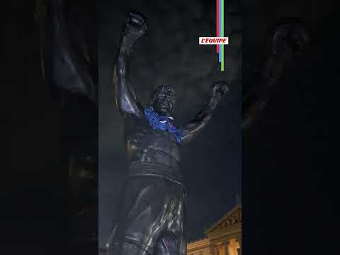 😯🇫🇷 Les supporters irakiens ont habillé la statue de Rocky avec le maillot des Bleus #coupedumonde