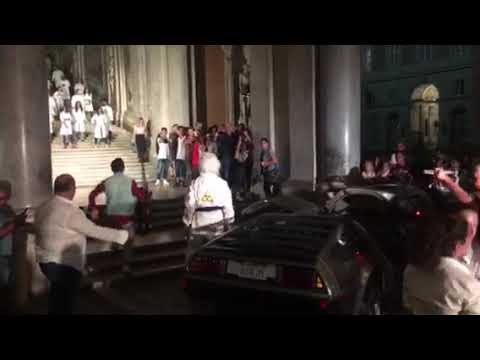 Flash Mob alla Reggia di Caserta: arriva la Delorean di Ritorno al Futuro (video) Flash Mob alla Reggia di Caserta: arriva la Delorean di Ritorno al Futuro (video)