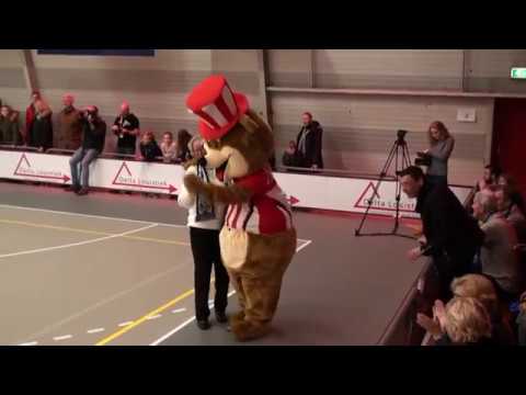 Fortuna Delta Logistiek: Beer Geluk danst met Blauwwit supporter op 7-1-2018.