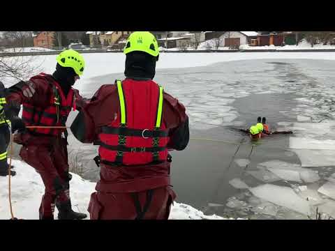Hasiči v Liberci cvičili záchranu osob probořených ledem