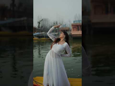 Kitna pyara pyara hai sama ❤️ #90song #anukritimona #love #kashmir #dallake #boat #lake #dance