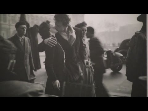 Il "bacio" e la Parigi di Doisneau in mostra a Genova