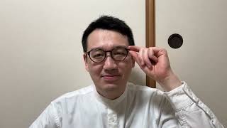 眼鏡に添える手を工夫すればあなたも賢く見える