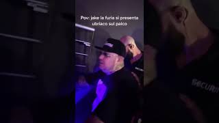 Jake La Furia si presenta ubriaco sul palco😵‍💫