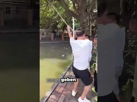 Er will die Schaukel nicht teilen und DAS passiert!