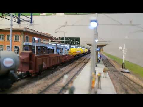 Trenini in mostra Carnate 2022 - plastico GFO - treno merci con cisterne Butangas Esso e carri misti