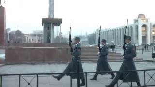 preview picture of video '[C. Asia][KGZ] Guard Shift 근위병 교대식. Bishkek. 01.25.13. 6PM'