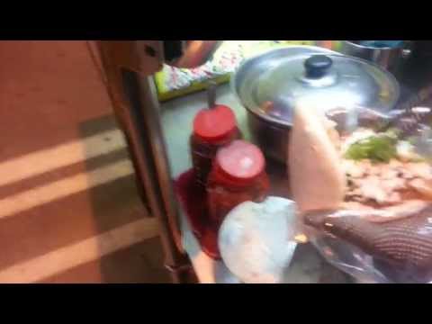 ストリートフード。グァバオ（台湾バーガー (Street food. Gua Bao (Taiwanese burger))