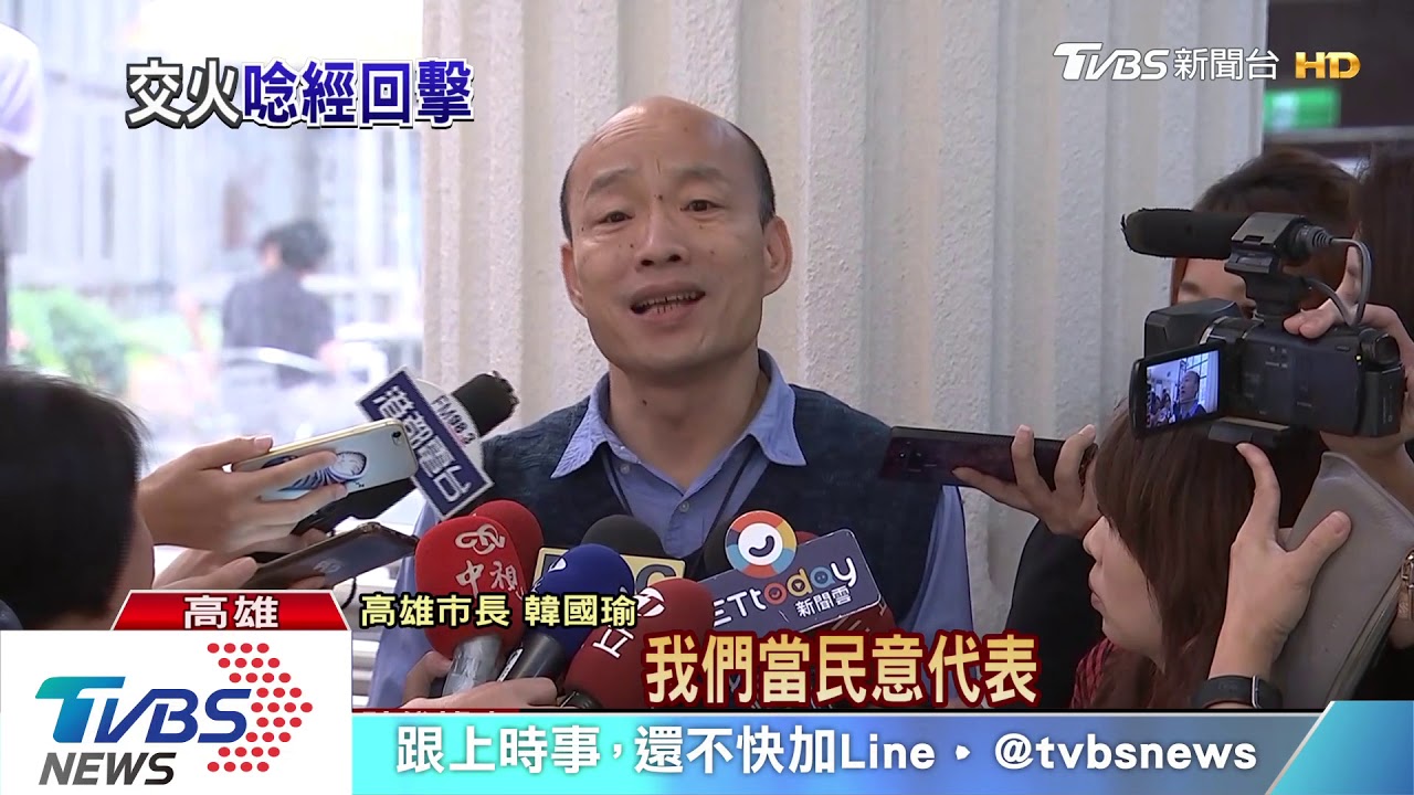 黃:喝酒手都放哪裡 韓:手放酒杯上啊