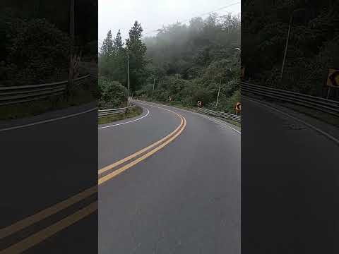 Descendiendo por las nueves en bicicleta en dirección a Chunchi Chimborazo Ecuador