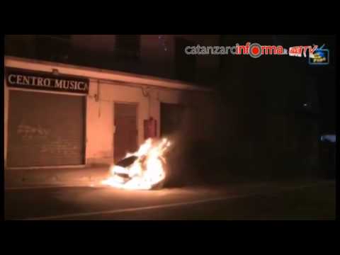 Auto in fiamme a Girifalco