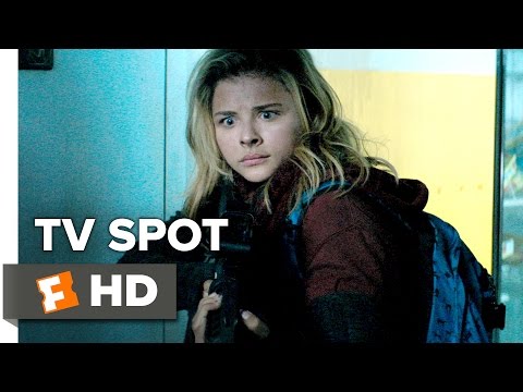 The 5th Wave (Clip 'What's in Your Hand?')