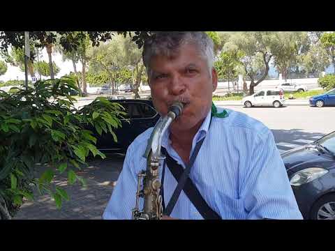 Il sassofono di Nikolai davanti la gelateria Cesare