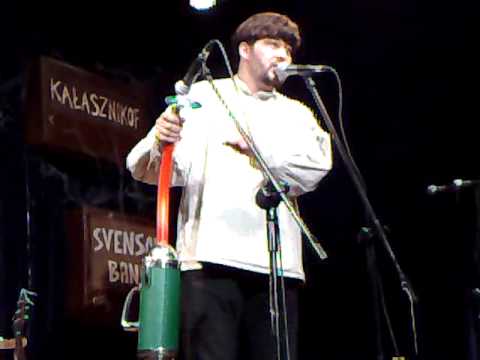 Kabaret: Ścibor Szpak gra tybetańską szantę na niemieckim odkurzaczu