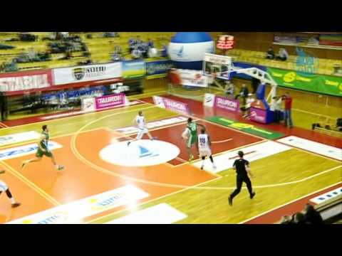 2014.02.04 - Akcja Krzysztofa Krajniewskiego (Stabill Jezioro) w meczu ze Stelmetem Zielona Góra