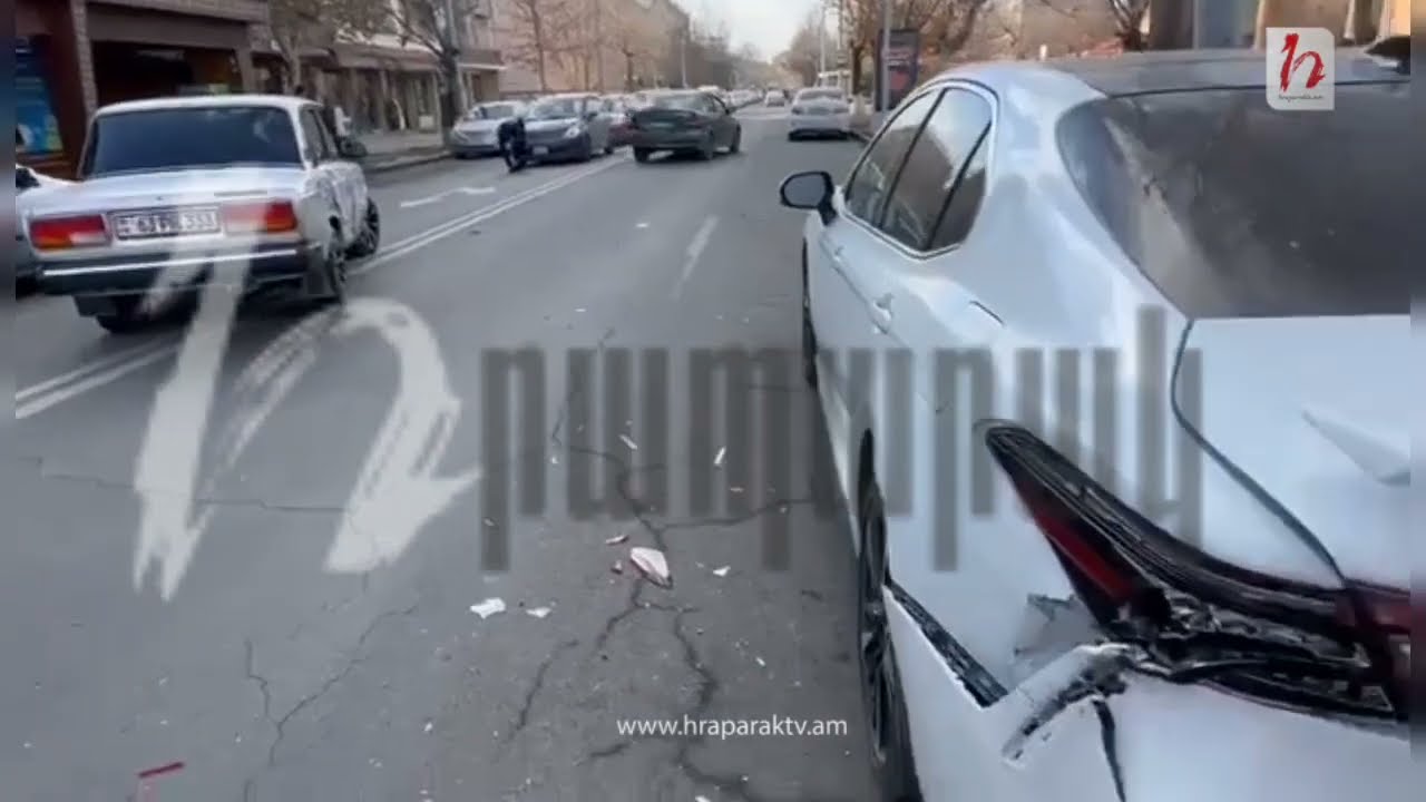 Խոշոր ավտովթար Վաղարշապատում․ վարորդը հարվածել է 2 մեքենայի, ապա կոտրել խելացի կանգառը․ տեսանյութ