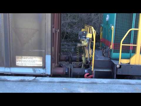 LOCOMOTORE DIESEL DA MANOVRA CON CARRI MERCI : STAZIONE DI CUNEO 22 - 2 - 2014.