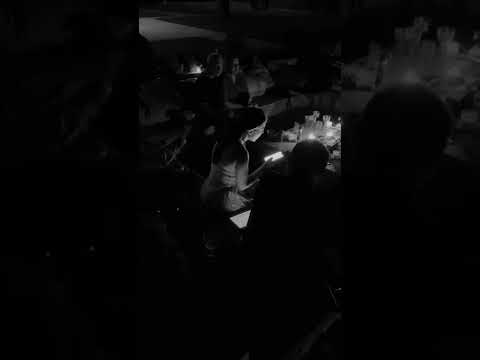 Sedim u jednom pariskom lokalu…