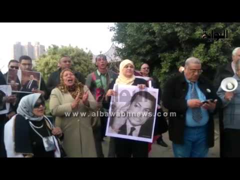 أغاني وطنية وتوزيع الحلوي علي أنصار مبارك أمام المعادي العسكري