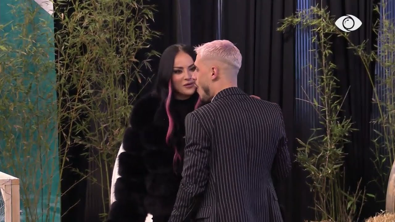 Për kafshë të lumtura/ Sara i këndon dhisë: Dua të shoh, dua të të mjelë ty si atëherë