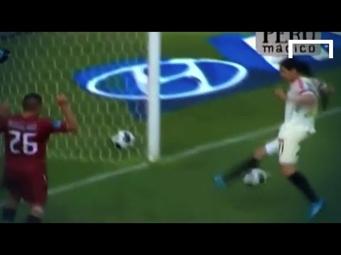 Universitario striker misses a real sitter