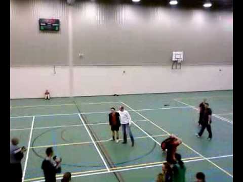 Juna in een korfbalrokje na verloren weddenschap