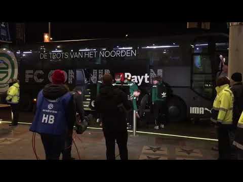 Spelers komen aan bij het Gelredome in Arnhem