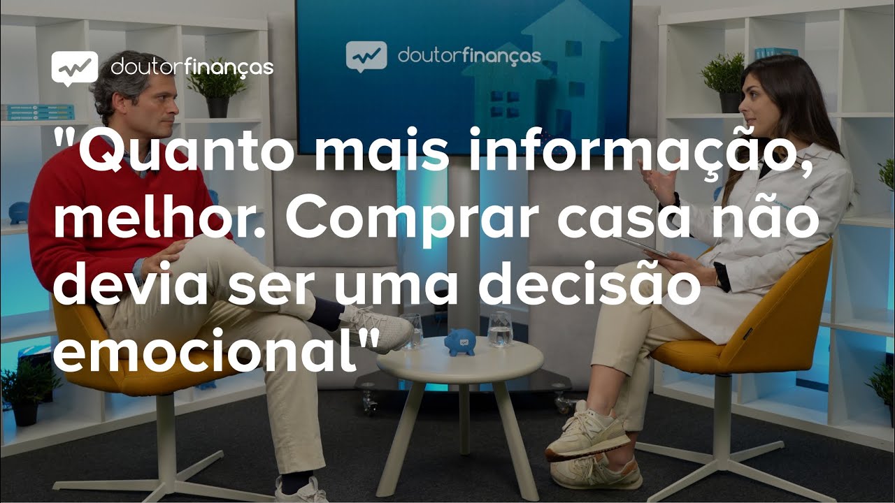 Imagem de um casal a receber uma chave de um agente imobiliário - visitar casa para comprar