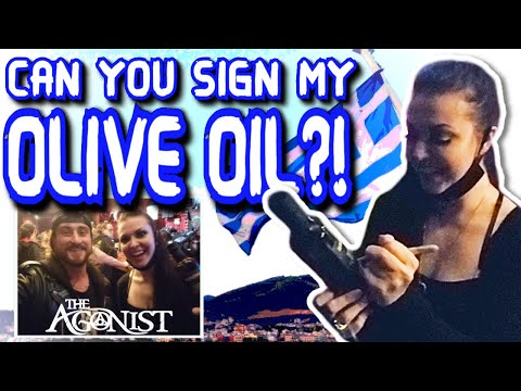 POV: Vicky Psarakis autographs bottle of Olive Oil for CHRIS THRASH at BREWTAL MONTREAL 2021