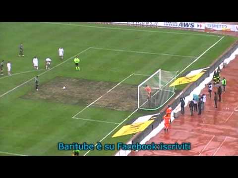Bari - Sassuolo 1-2 Sansone goal - esultanza due tifosi sassuolo - imprechi baresi 12 02 2012.mpg