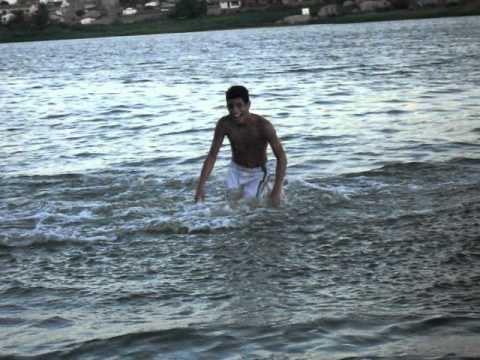 Pedro Vilar andando na água.