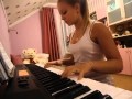 Девушка красиво играет на пианино Музыка из к ф Хатико 