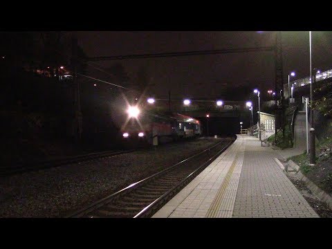 průjezd vlaku Os 9066 s lokomotivou 749.121 stanicí Praha-Kačerov 24.11.2019