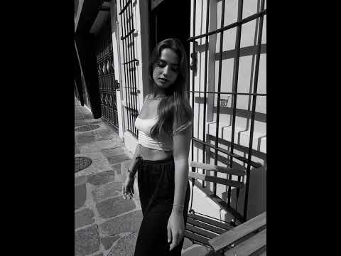 Tu sexo, río que no se doma, mi lengua navega su corriente brava.Tus gemidos, vientos del desierto.