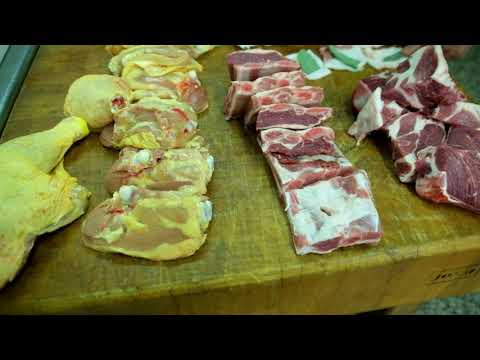 Lezione di spiedo in macelleria