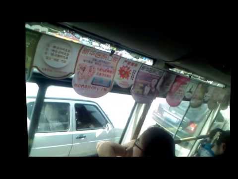 Douglas Reyes recorre la ciudad de Changchun China 2013 en transporte Popular