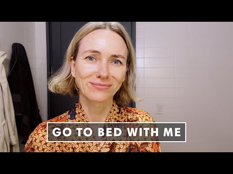 娜奧米-沃茨的更年期護膚程序 | Go To Bed With Me | Harper's BAZAAR (Naomi Watts’ Skincare Routine For Menopausal Skin | Go To Bed With Me | Harper's BAZAAR)