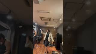 祭りの笛を口ずさみながらマイクの取り付けを邪魔する千歳 #Shorts