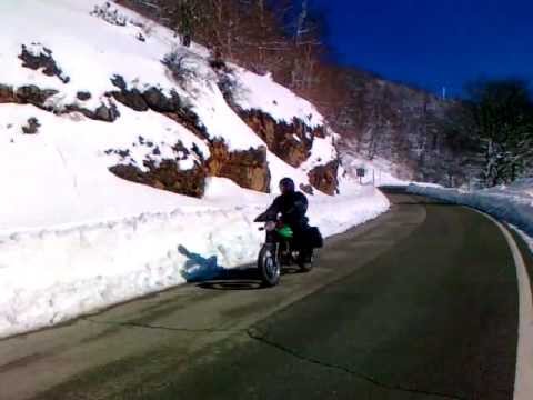 Bajando Aralar con nuestras viejas motos por la nieve a 5 bajo cero
