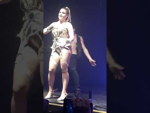 Fantine dançando beijo molhado - show em Brasília 24/03/18