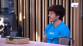 Miki se olvidó los de beres de castellano y su profesora su madre escribió una nota para su madre