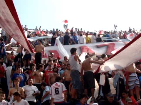 "En el Bajo con los cuervos III www.locosporelglobo.com.ar" Barra: La Banda de la Quema • Club: Huracán