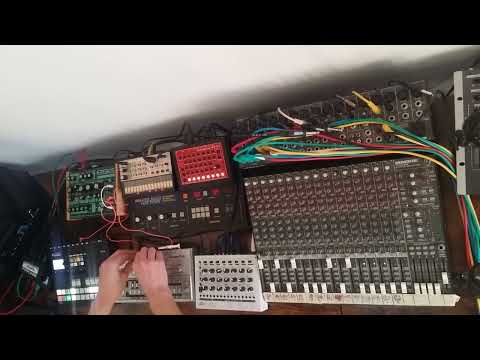 Oldschool Acid-trance/techno with analog synthesizers (korg, MFB, Cyclone) | Louis Serieusement live