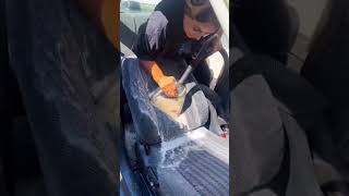 Bir Kadının Araç Koltuklarını Foşur Foşur Yıkadığı Video Viral Oldu!