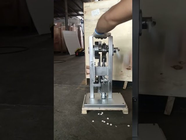 Vídeo relacionado con HNBYLMM Prensa Manual para tabletas, Prensa Industrial para tabletas de 12 mm, 0-2000 Piezas/Hora, Prensa para tabletas de azúcar Dulce, Grosor Ajustable de 0-6 mm, para Laboratorio, hogar, Cocina