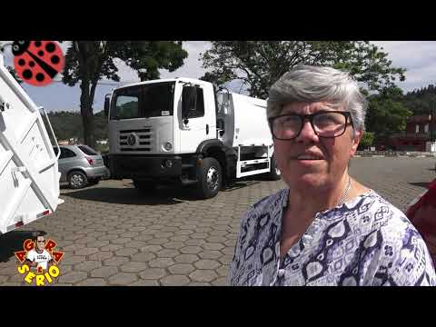 Presente de Natal para a população de Juquitiba deixa Naira Damazini só felicidade com a chegada dos 3 caminhões de coleta de lixo do governo Ayres Scorsatto.