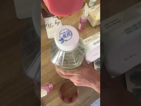 एक उपकरण जो आपका लोगो हर जगह छापता है: बोतलें, कैप और बैग पर!