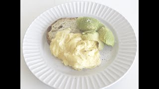 日本でも有名になった、オーストラリア、シドニーのふわふわ、とろっとろスクランブルエッグを再現、アボガド添えの素敵な朝食を。