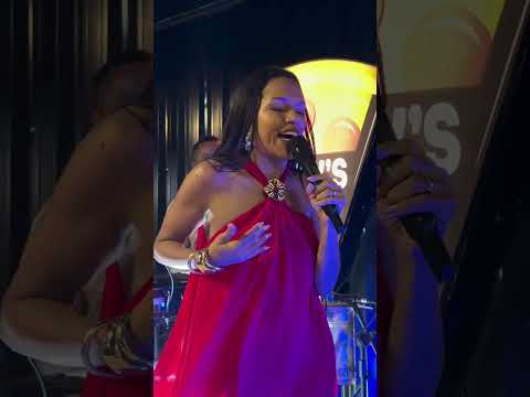Paulinha Barbosa Cantando em Itapecuru mirim Maranhão