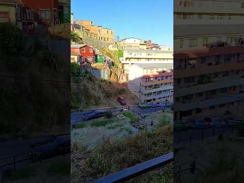 Subiendo hacia el cerro Santo Domingo de Valparaíso